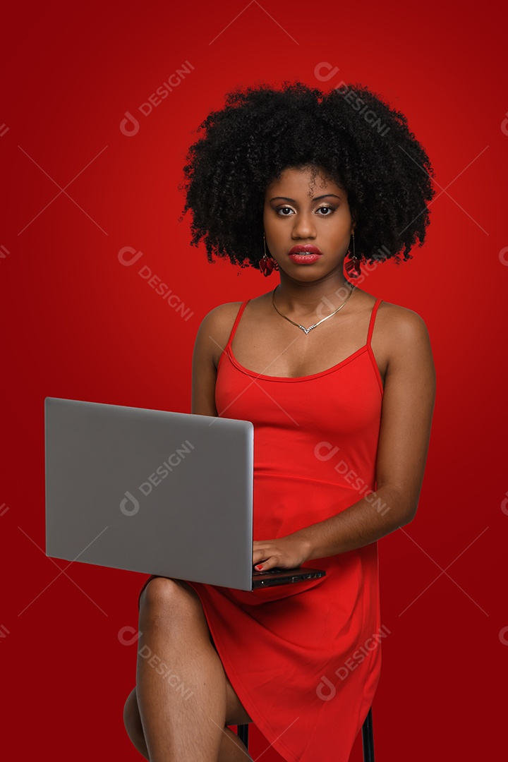 Morena linda com notebook nas pernas