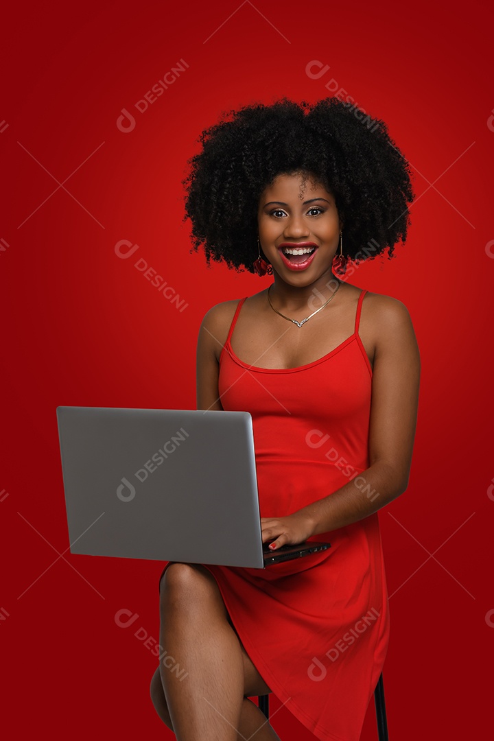 Jovem com notebook bem feliz