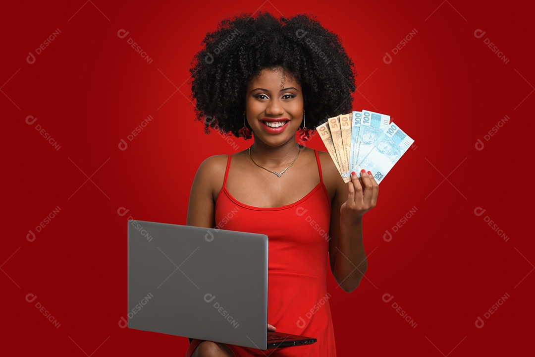 Mulher morena linda com notebook e notas de dinheiro