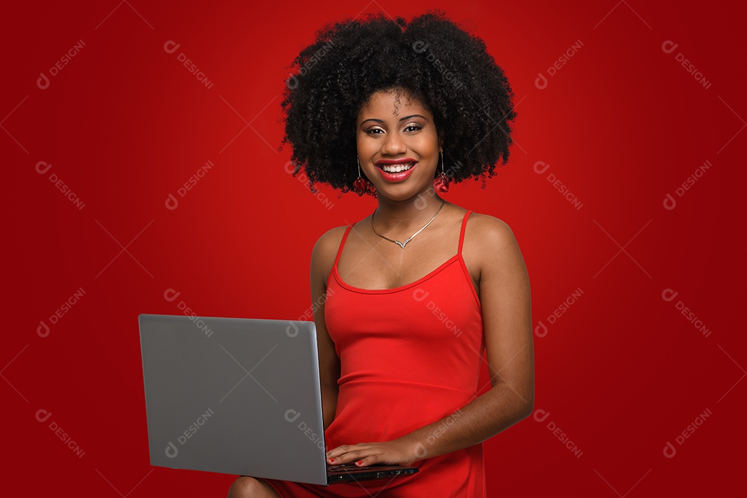 Mulher linda morena acessando um notebook