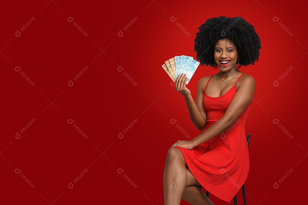 Linda jovem morena com dinheiro na mão