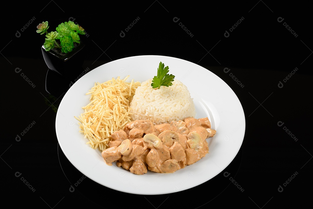 Prato de arroz batata palhas e estrogonofe