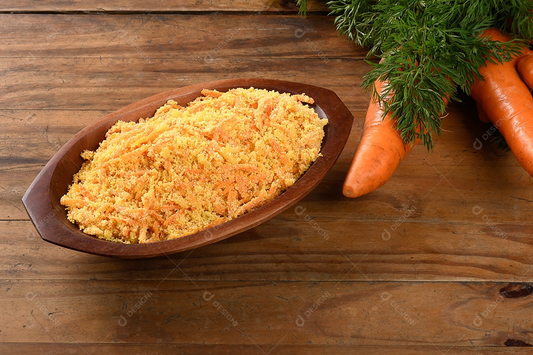 Travessa com farofa de cenoura