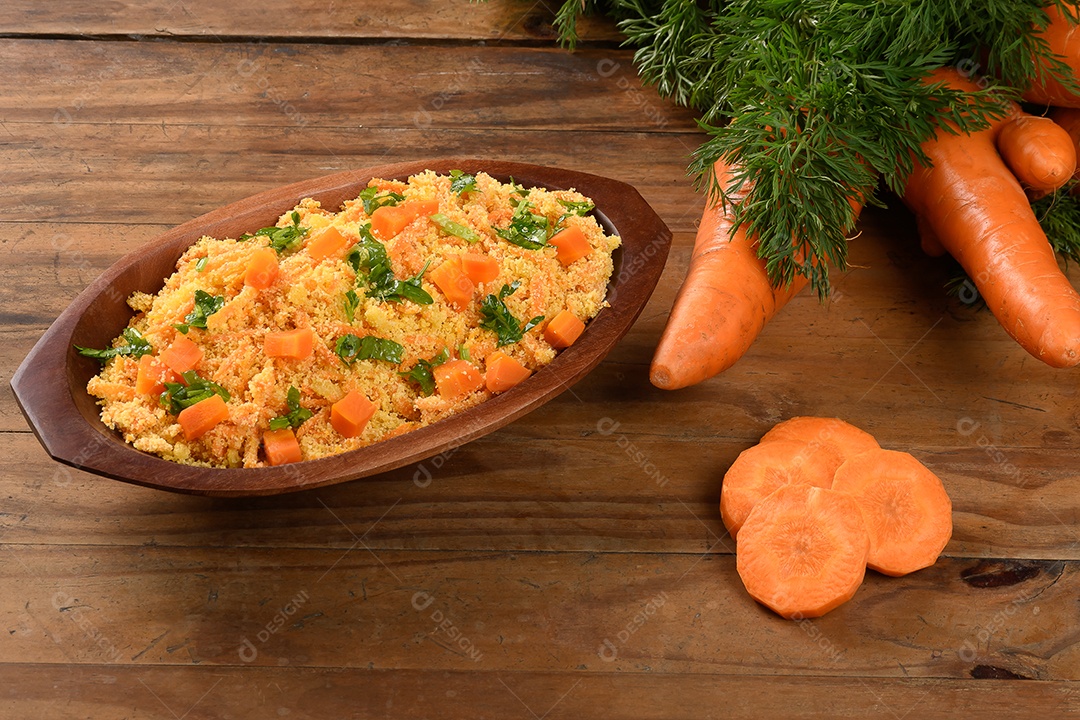 Travessa rústica de farofa colorida de bacon