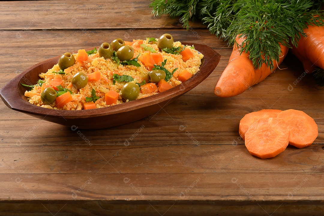 Travessa com farofa colorida de bacon