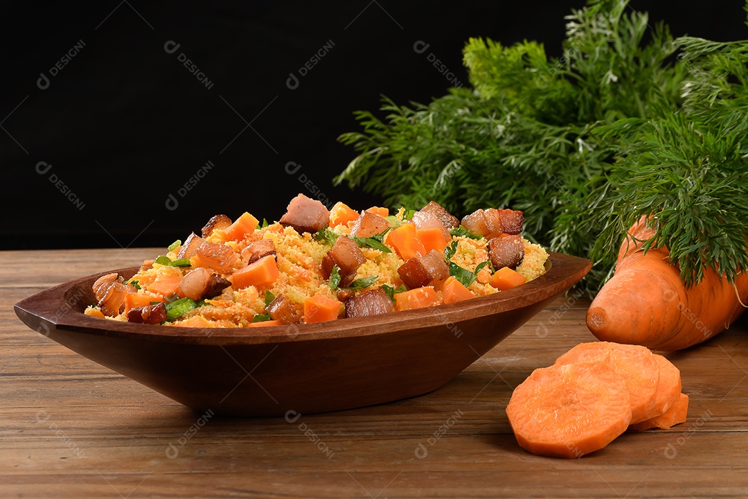 Travessa rústica de farofa colorida de bacon