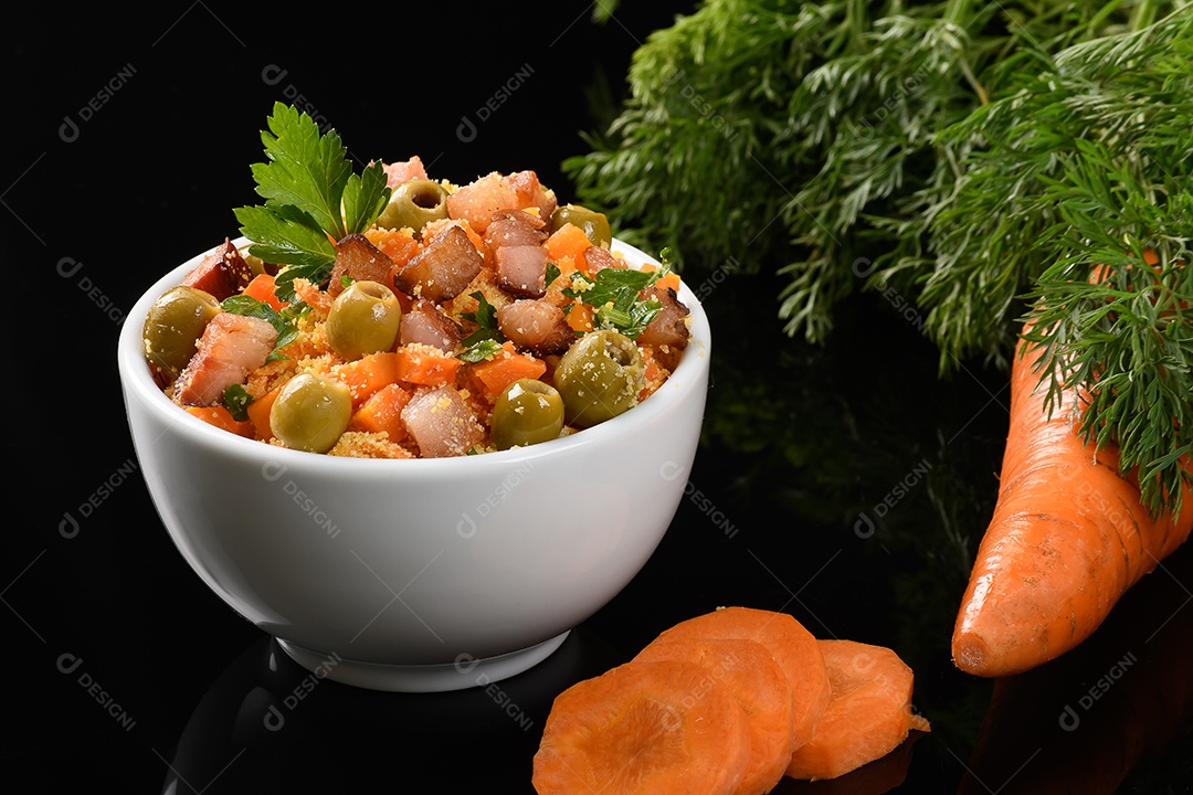 Tigela com farofa colorida