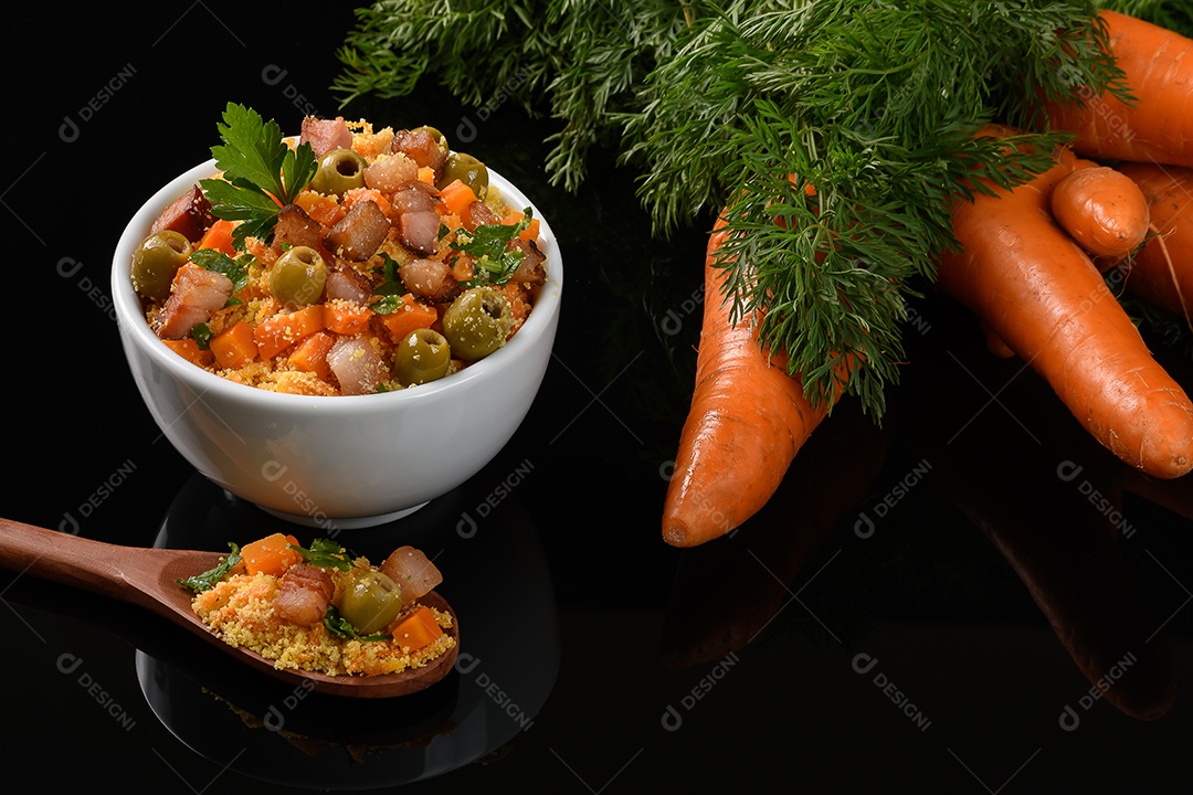 Tigela com farofa de cenoura e bacon