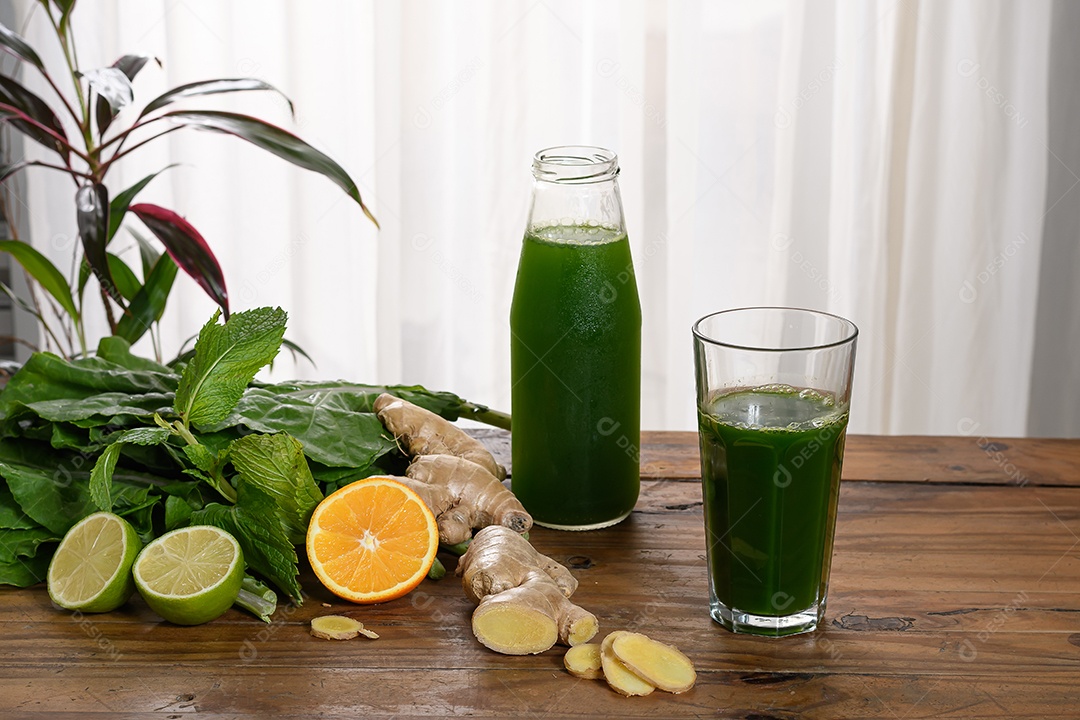 Jarra de suco verde colocando em copos