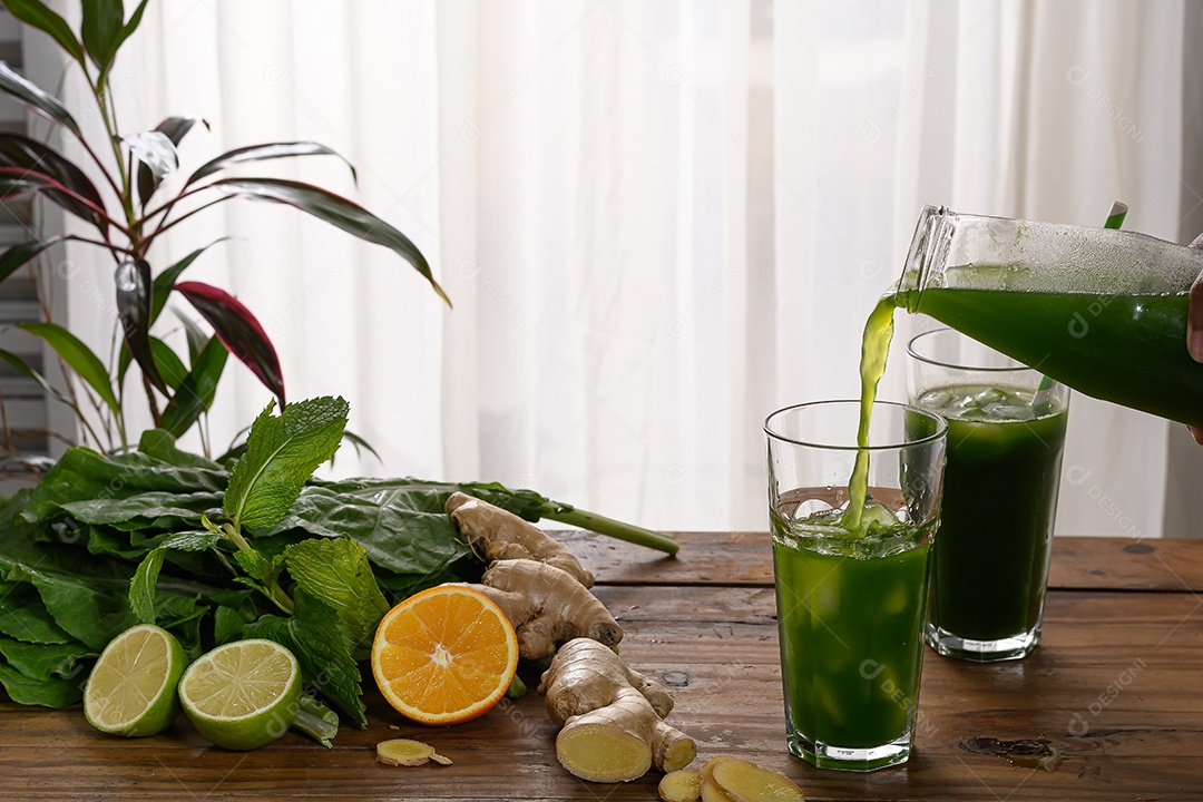 Jarra de suco verde colocando em copos