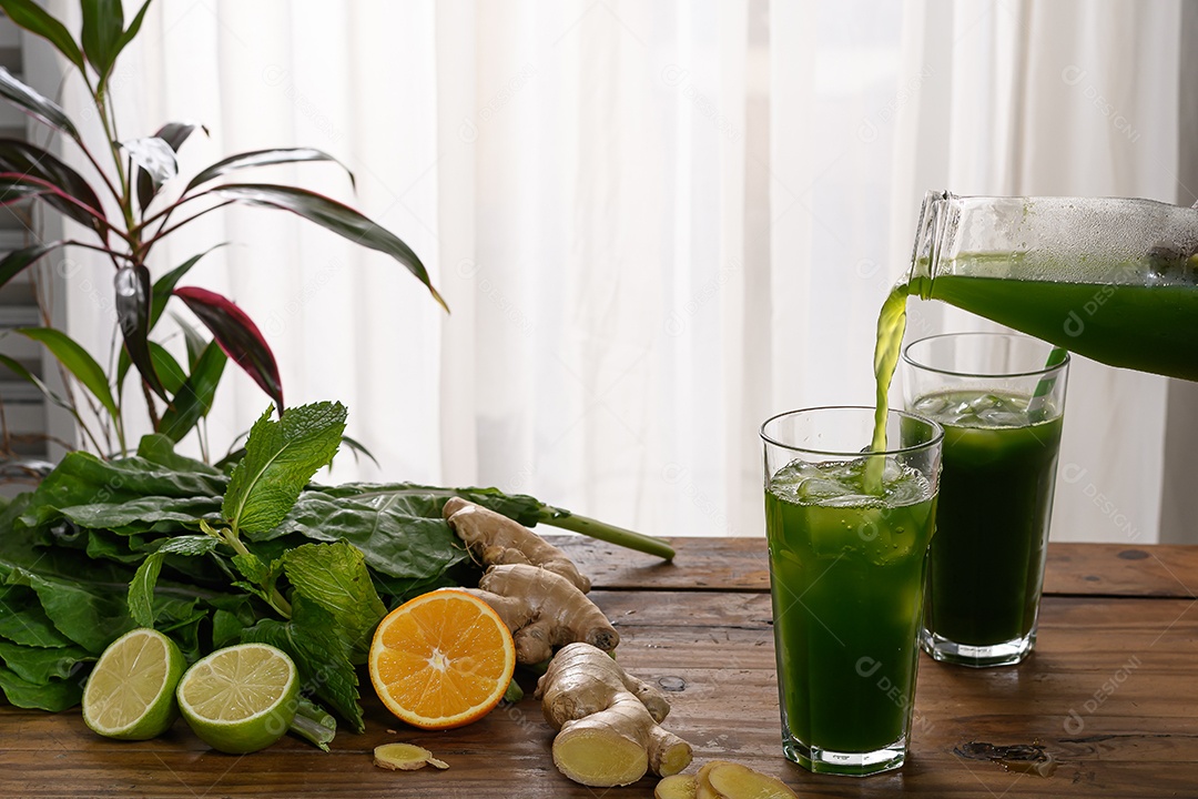 Jarra de suco verde colocando em copos