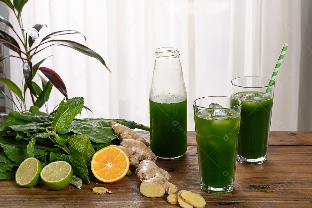 Garrafa e copos de vidros com suco verde