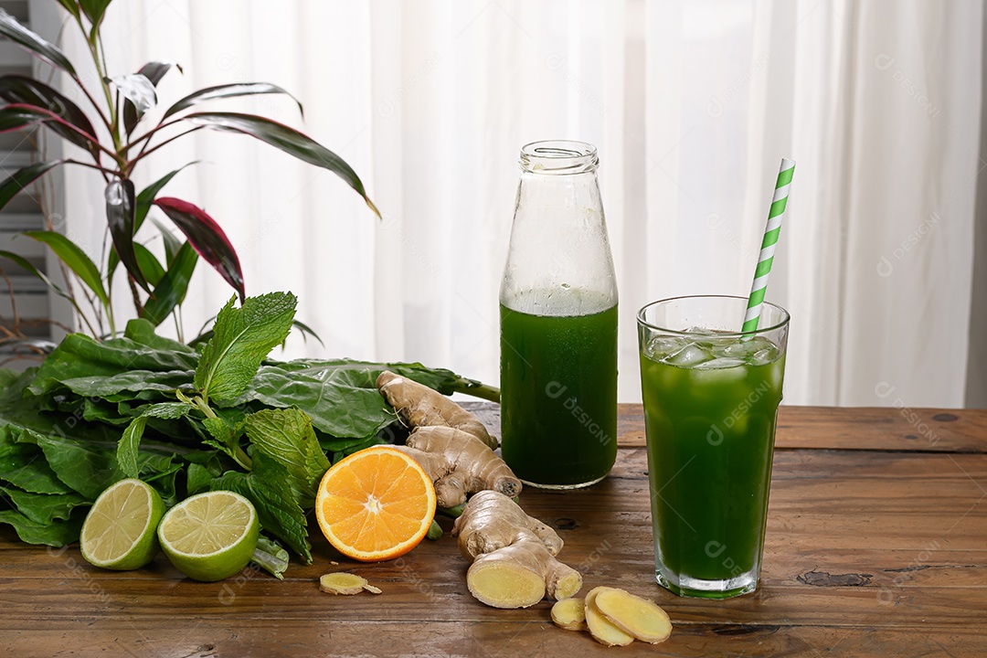 Jarra de vidro com suco verde colocando em copos