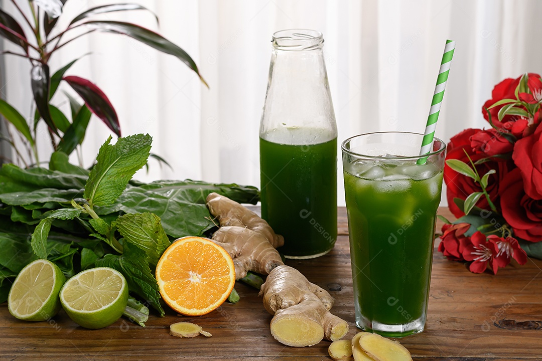 Jarra de suco verde colocando em copos