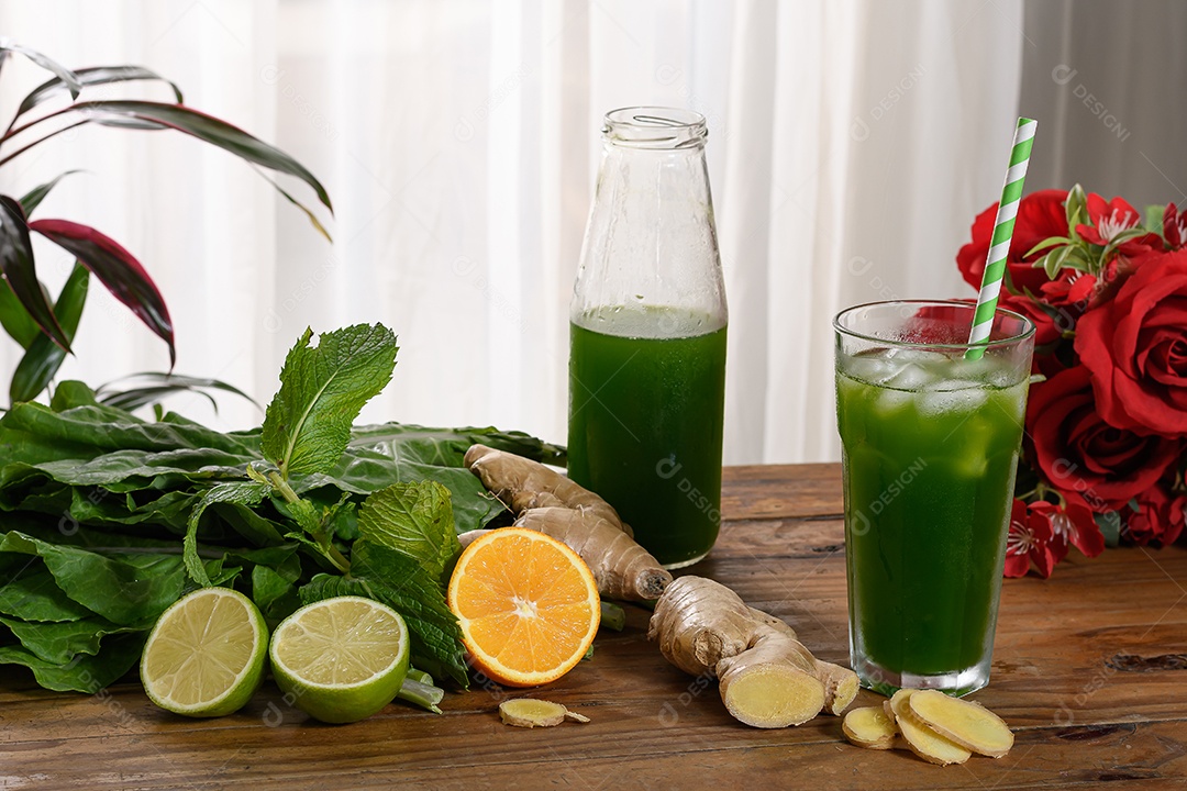 Suco verde em uma jarra e copos com gelo