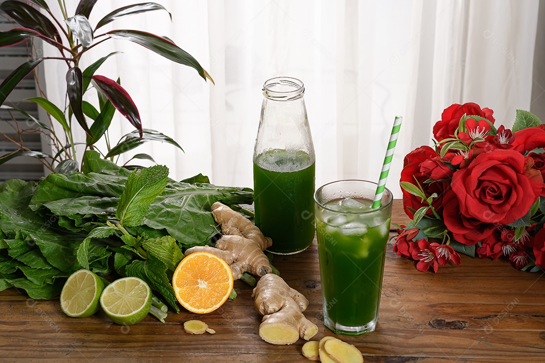 Garrafa de suco verde sobre uma mesa de madeira