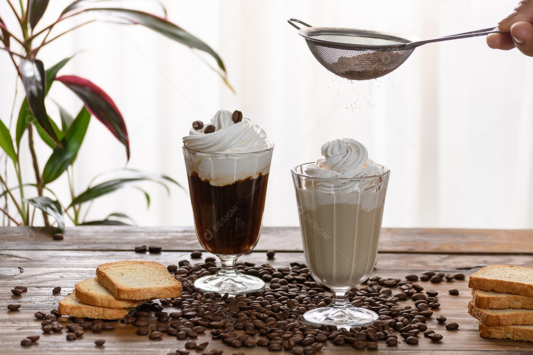 Taças de cappuccinos delicioso com chantilly e torradas