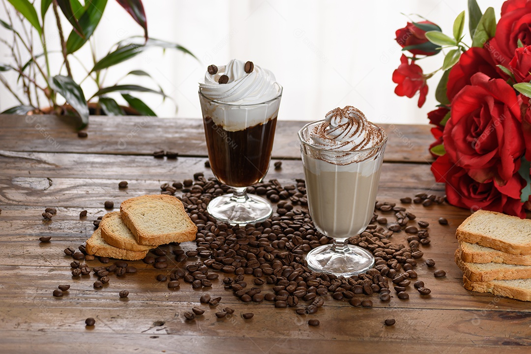 Taças de cappuccinos delicioso com chantilly e torradas