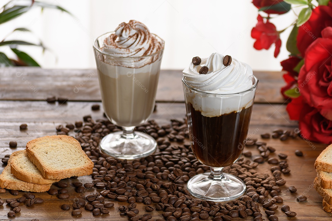 Taças de cappuccinos delicioso com chantilly e torradas