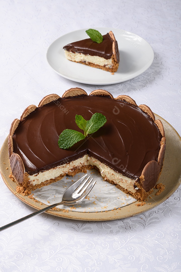 Torta deliciosa de chocolate com biscoitos