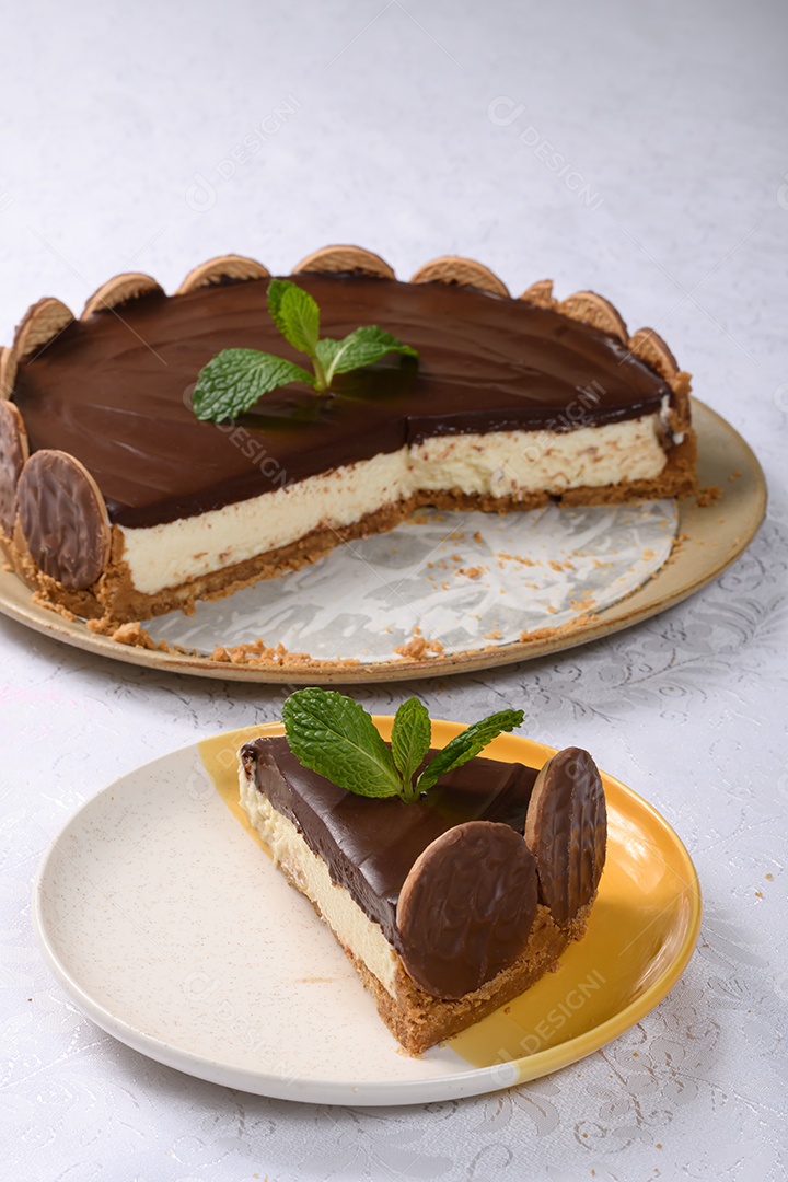 Torta grande deliciosa de chocolate cremoso com biscoito