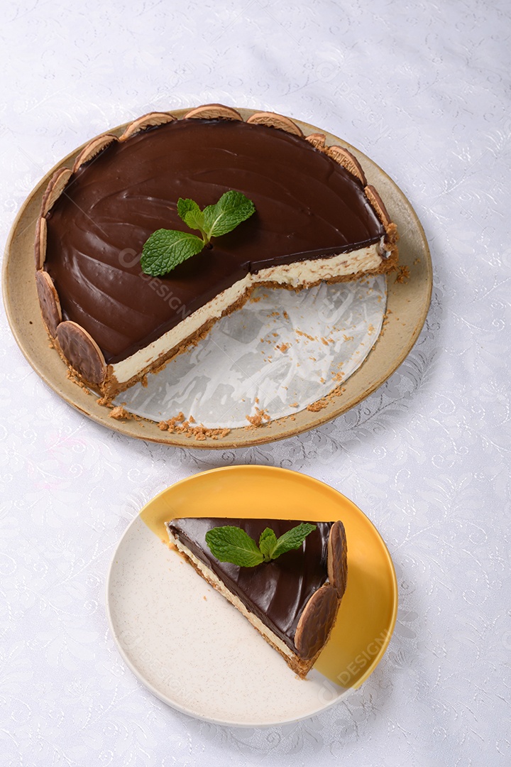 Uma torta grande de chocolate cremoso e biscoito