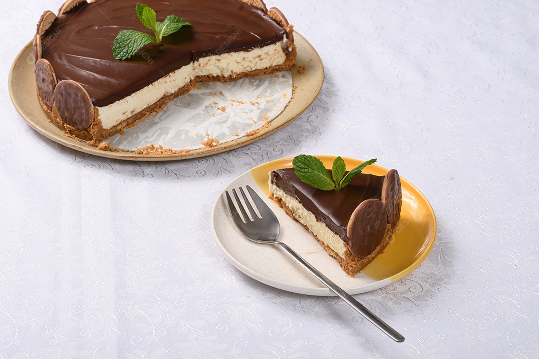 Torta cremosa de chocolate e biscoito