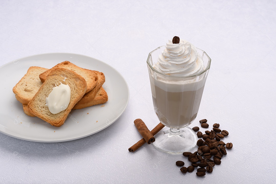 Taça com café chocolate e chantilly com torradas e requeijão