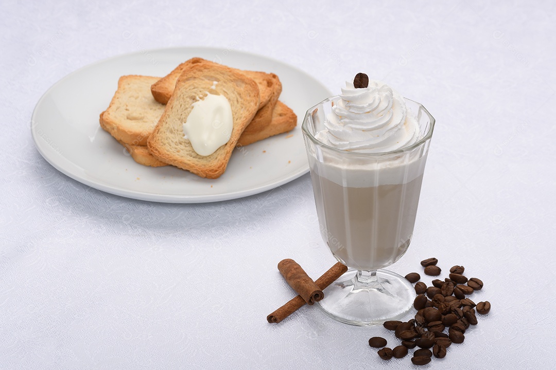 Café chocolate com chantilly e torradas com requeijão