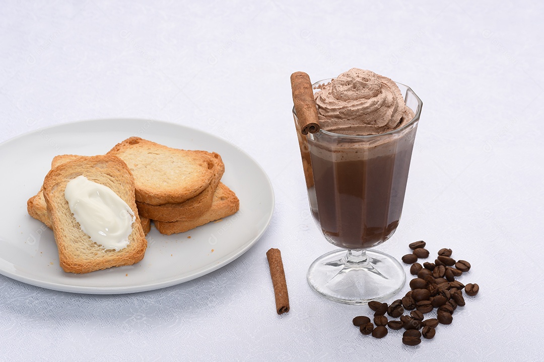 Cappuccino de café achocolatado com torradas e canela