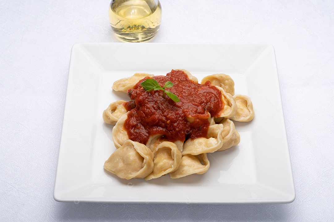 Massa temperada com molho de tomate