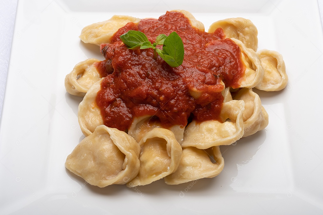 Massa temperada com molho de tomate