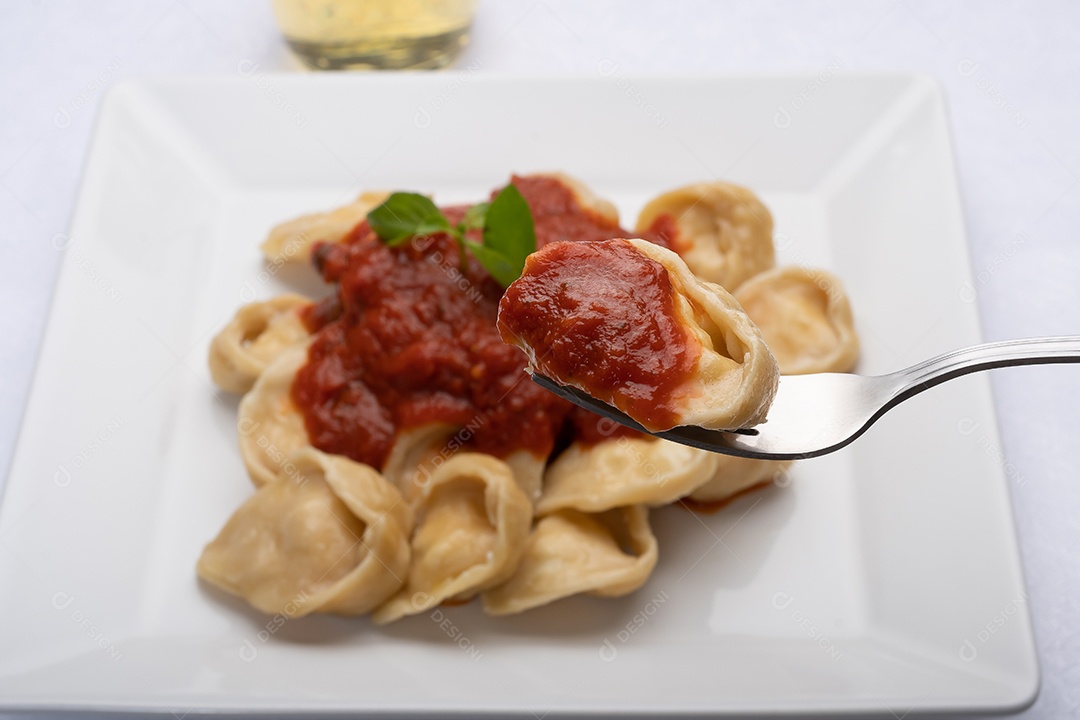 Massa deliciosa com molho de tomate e ervas