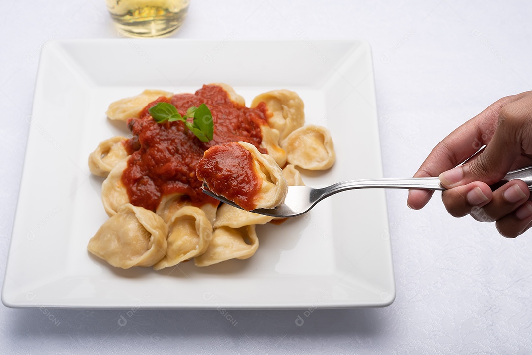 Massa deliciosa com molho de tomate e ervas