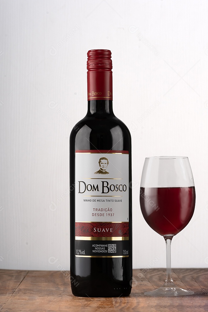 Garrafa de vinho com taça cheia