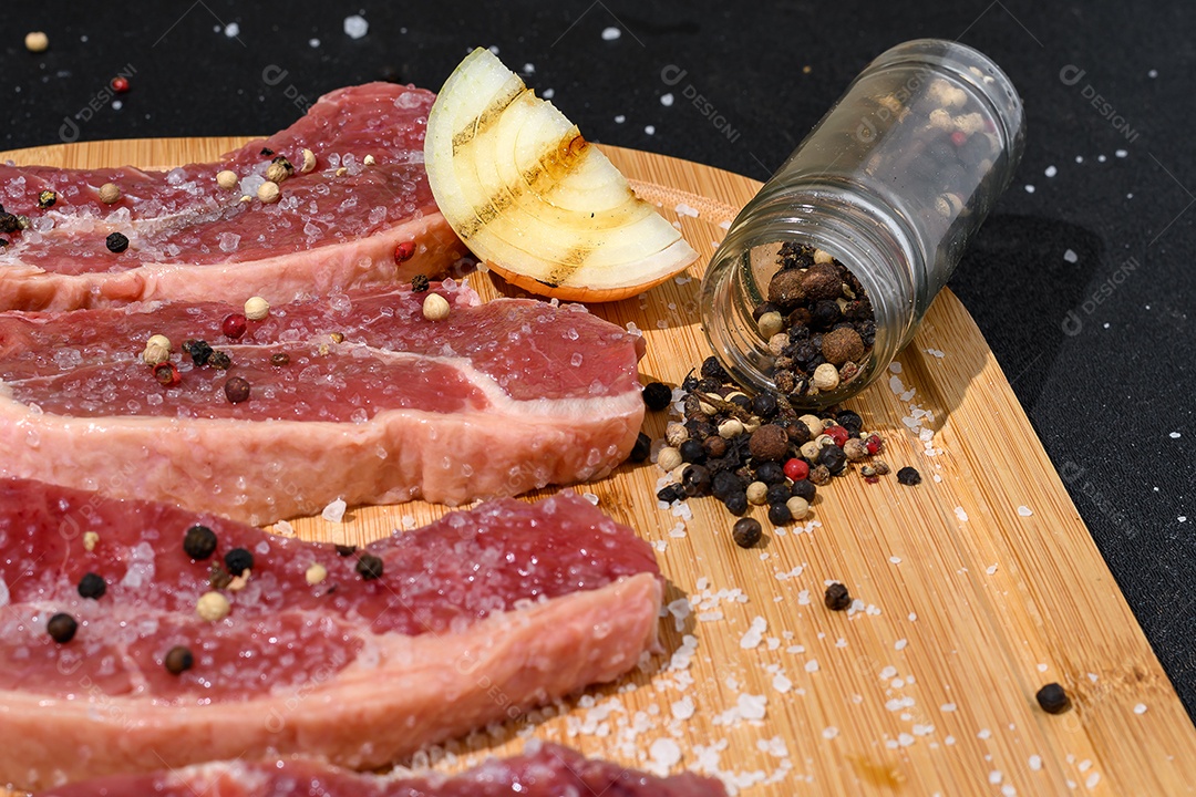 Carnes temperadas para o churrasco