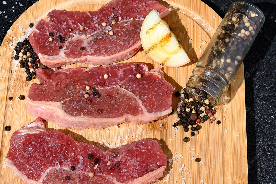 Carnes temperadas para o churrasco