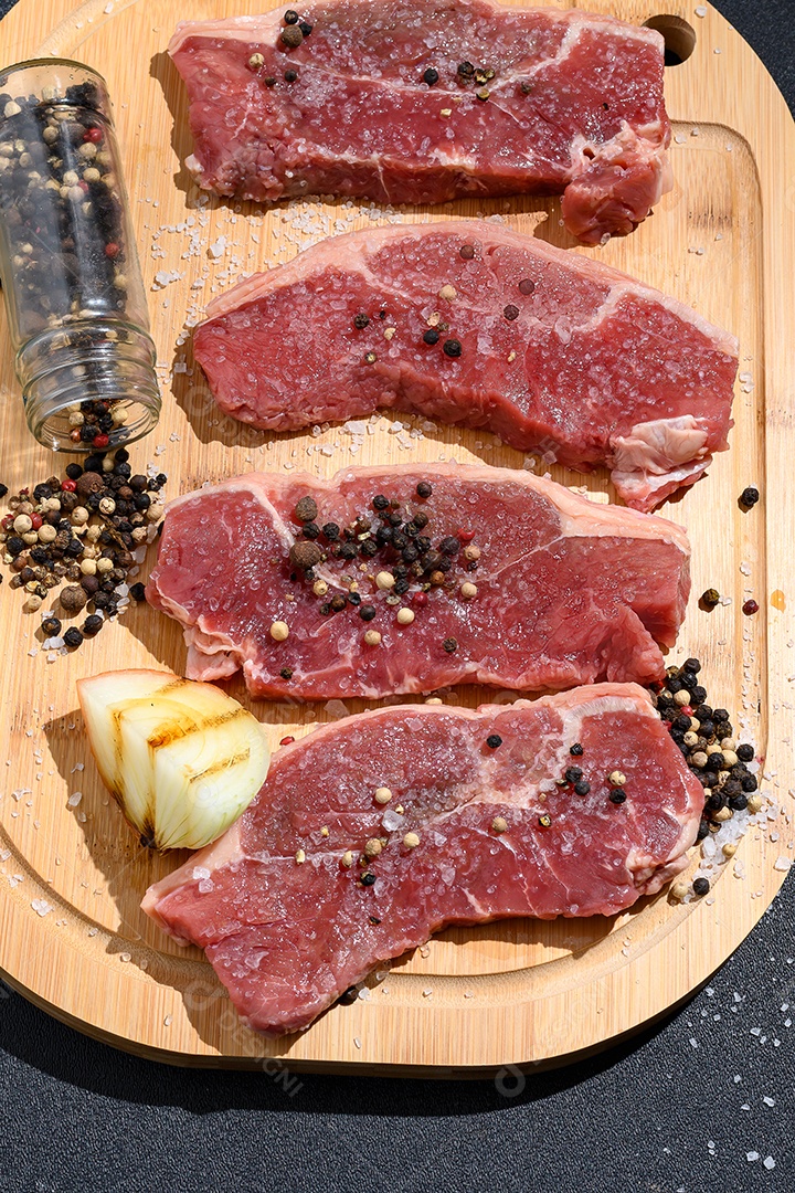 Cortes de carne temperada para churrasco