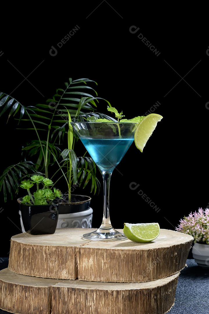 Taça com drink blue e hortelã e limão