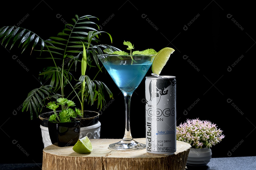 Taça com drink blue e hortelã e red bull
