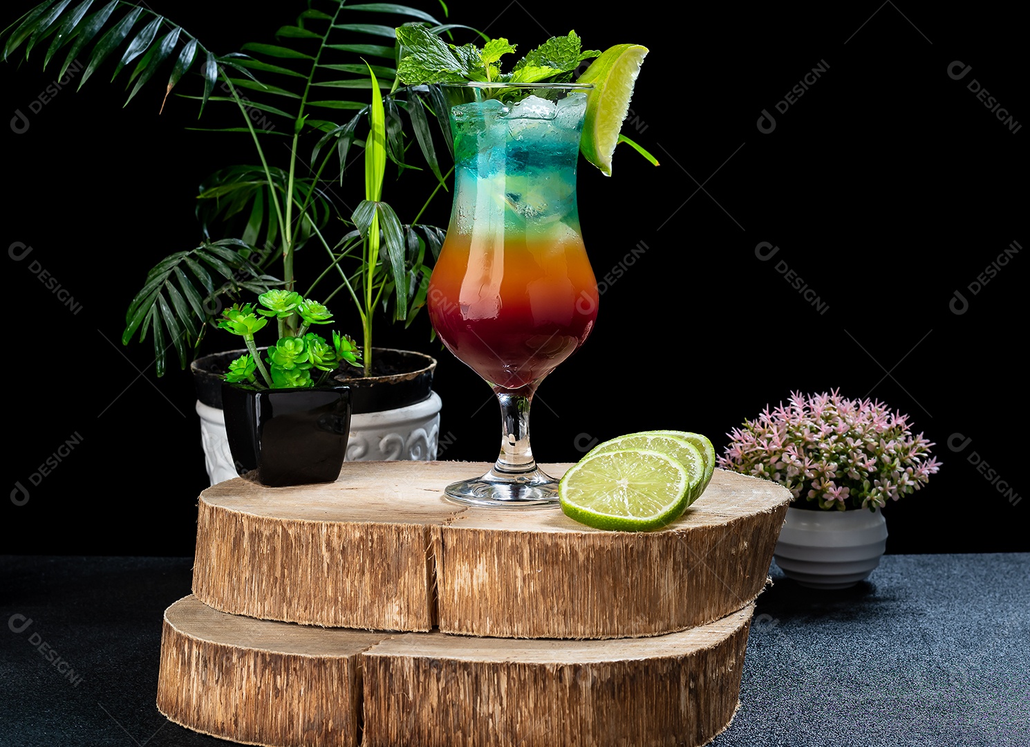 Taça com drinks de frutas colorida