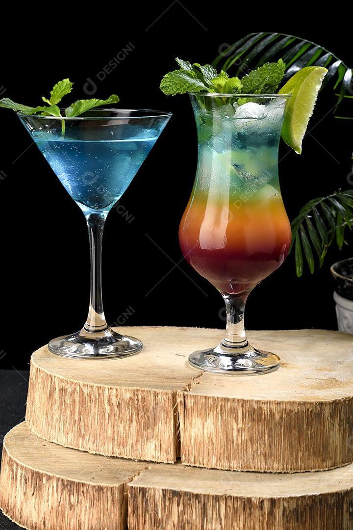 Taças com coquetel e drink colorido