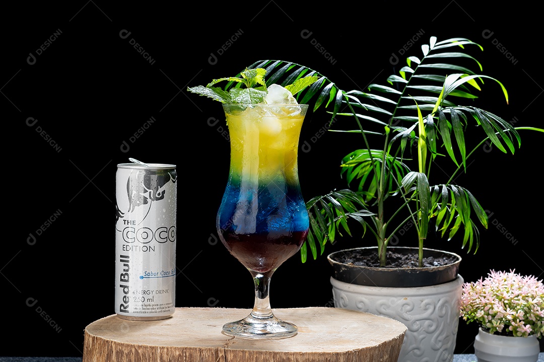 Lata de red bull de coco e uma drink colorido ao lado