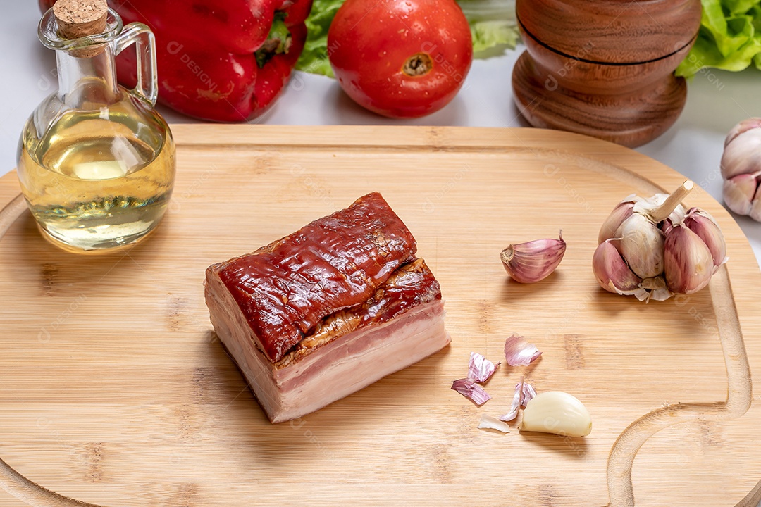Bacon e ingredientes sobre tábua de madeira