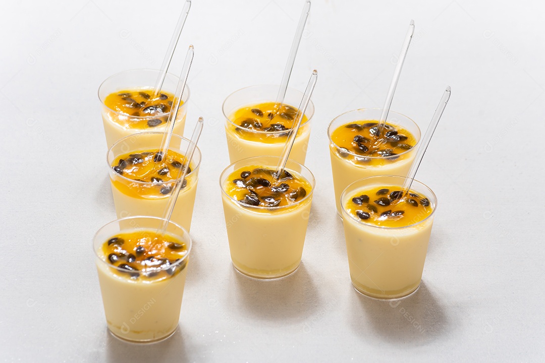 Copinhos de sobremesa mousse de maracujá