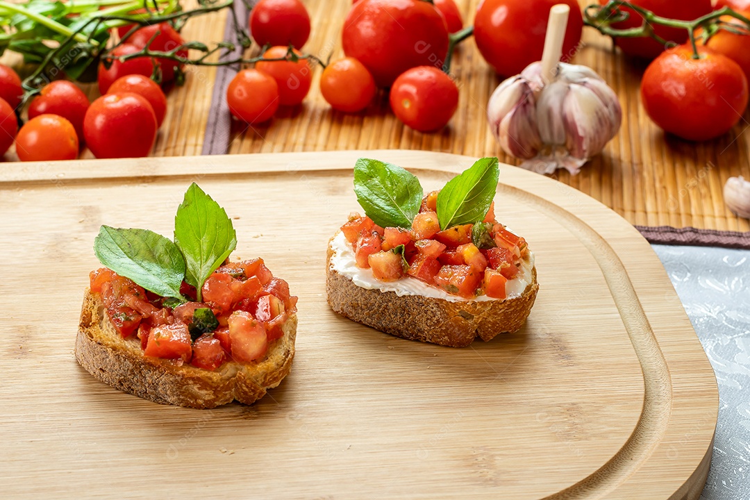 Duas bruschetta sobre tábua de madeira