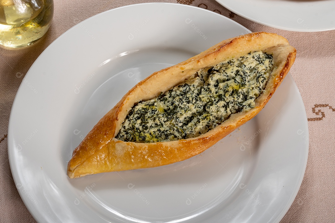 Salgado esfirra de ricota com espinafre