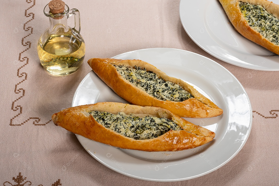 Esfirra turca de ricota e espinafre com azeite