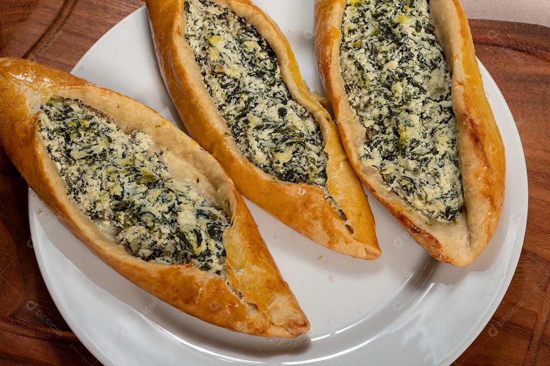 Esfirra turca de ricota e espinafre