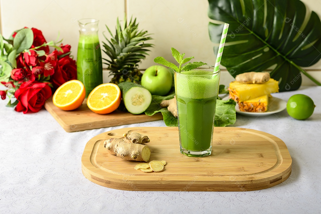 Copo de suco verde composto com frutas e hortaliças com gengibre